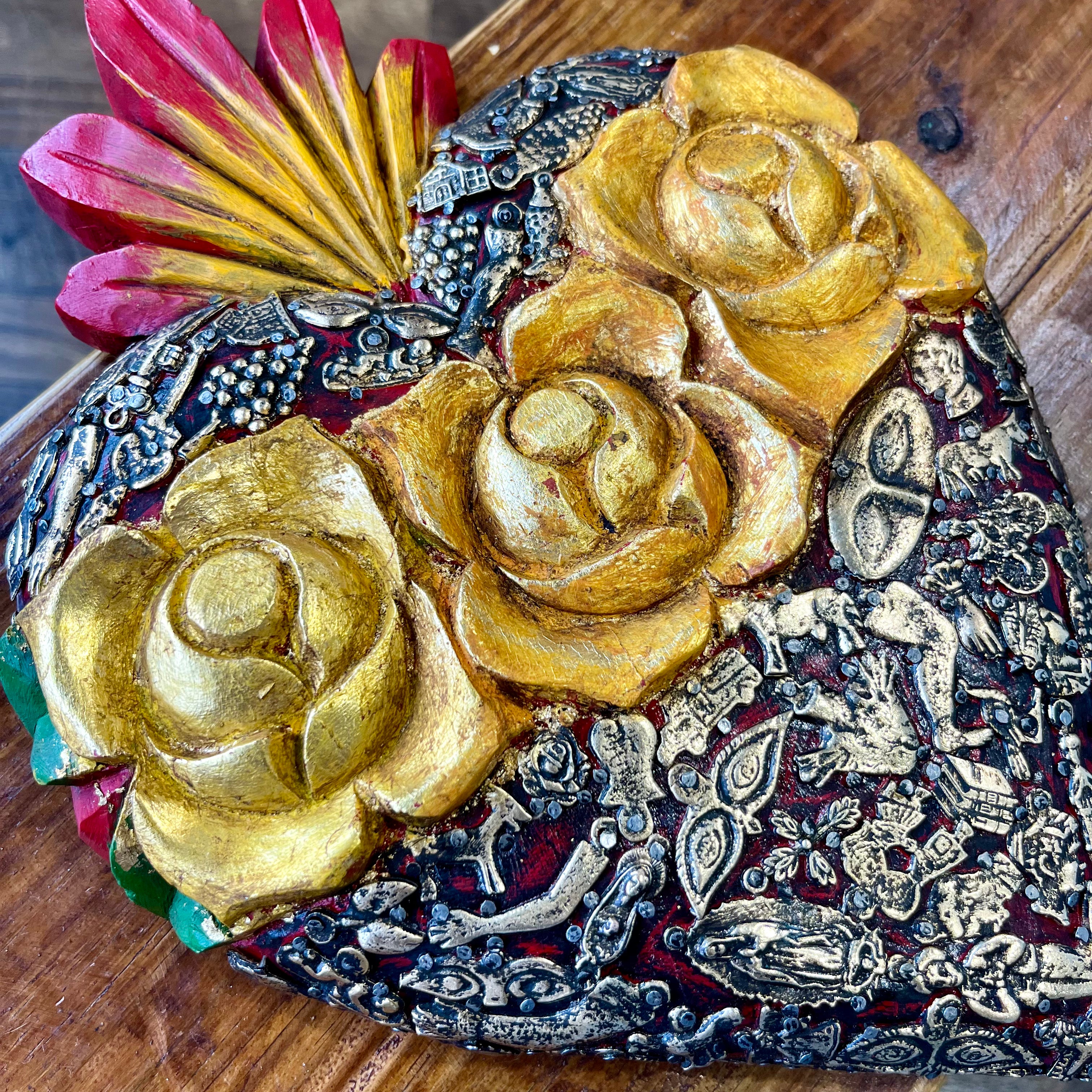 Milagros Corazon with Three Roses