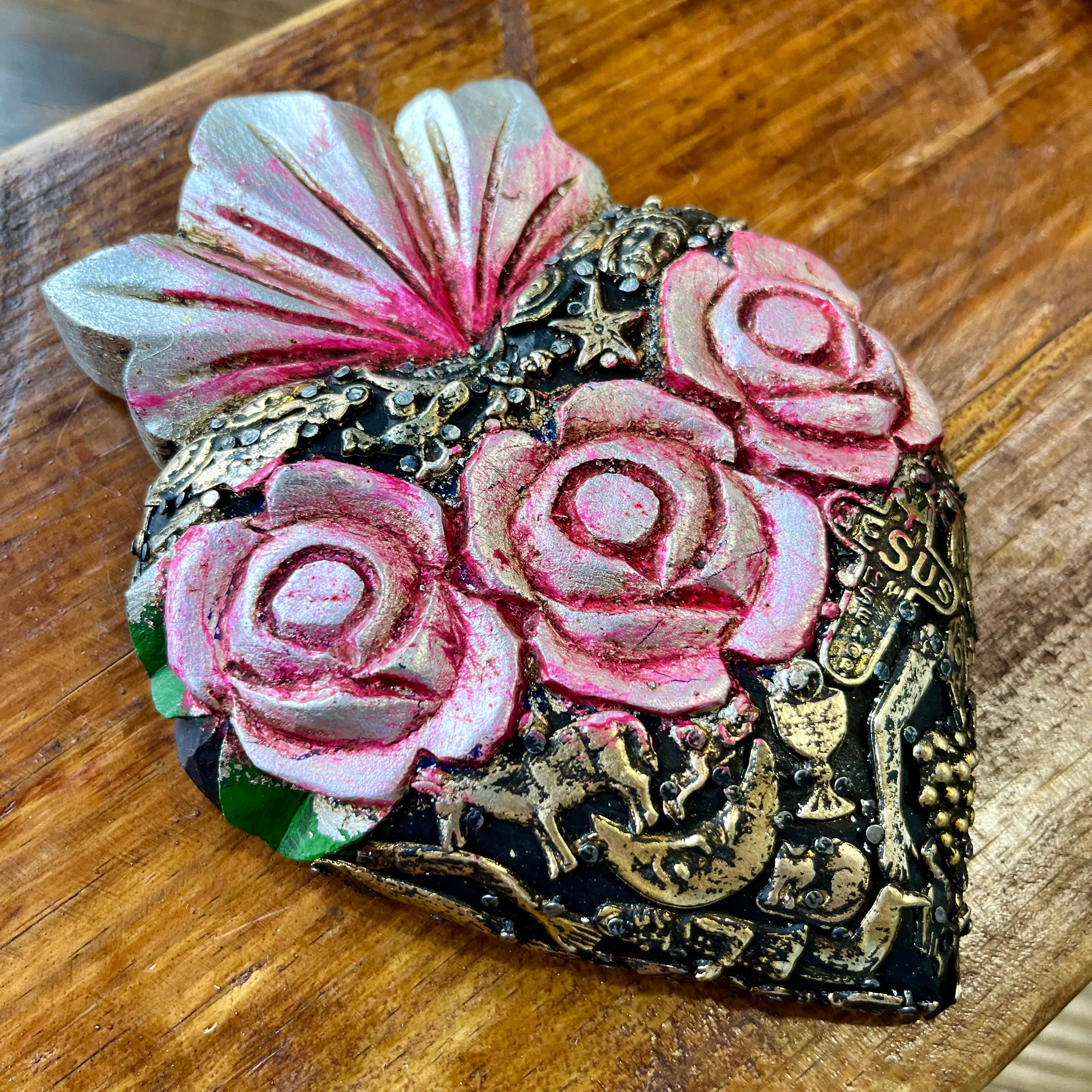 Milagros Corazon with Three Roses