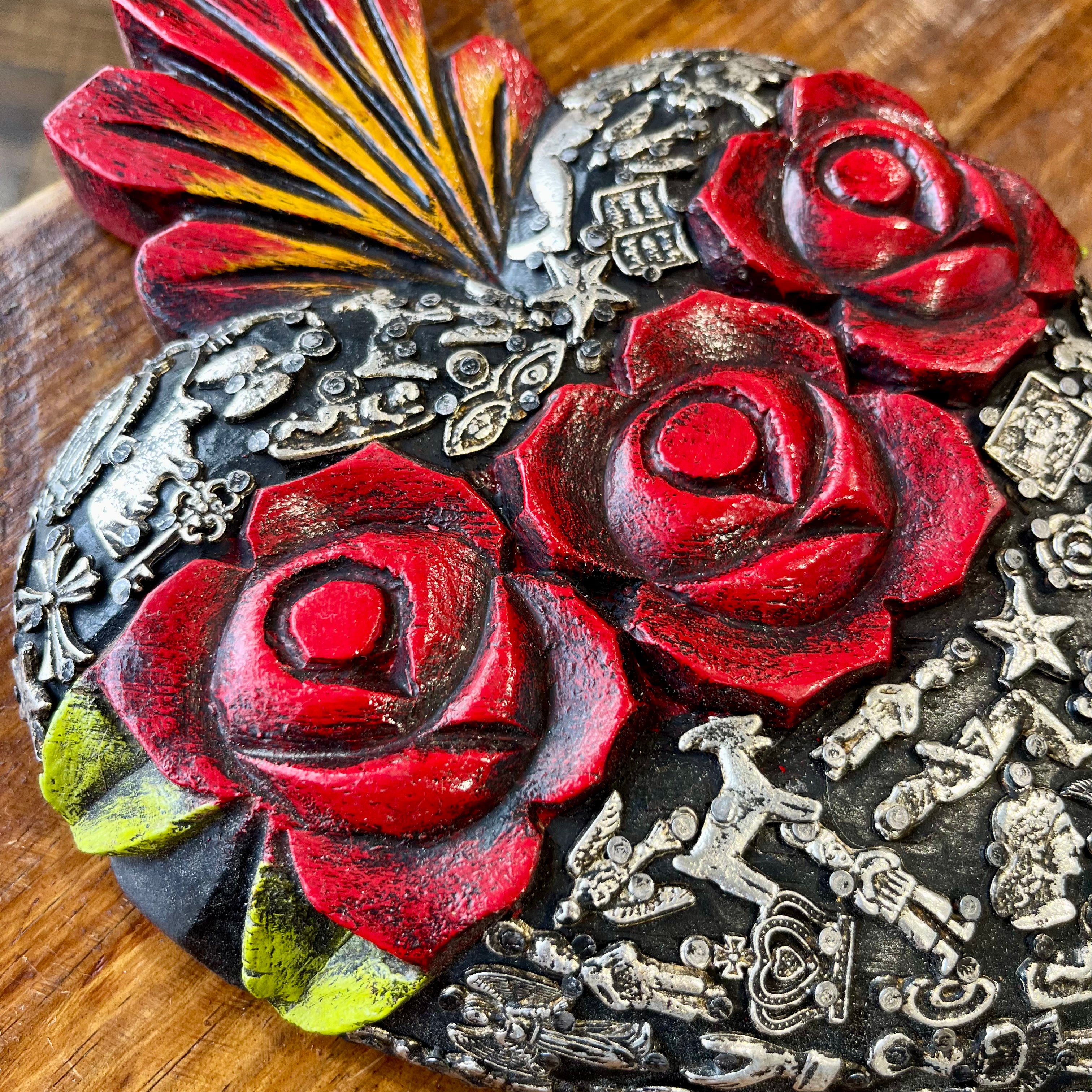 Milagros Corazon with Three Roses