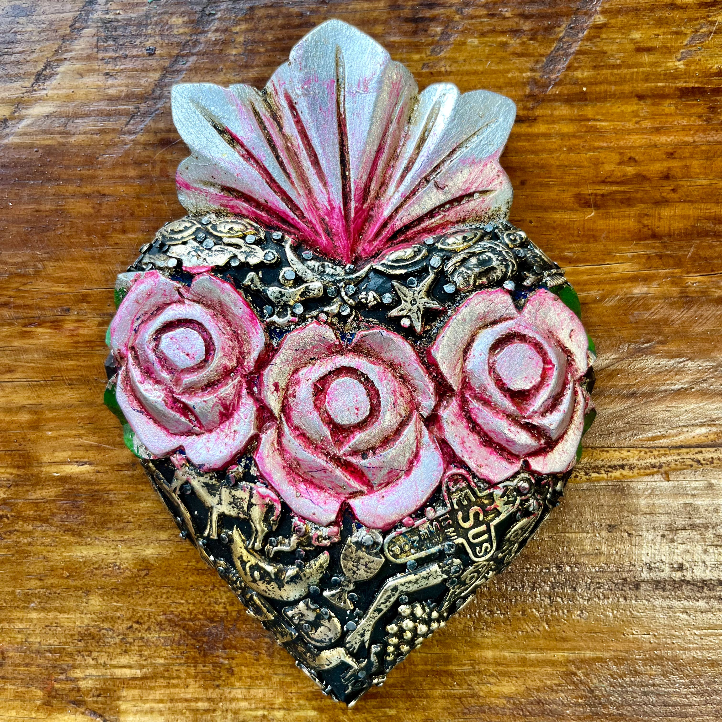 Milagros Corazon with Three Roses